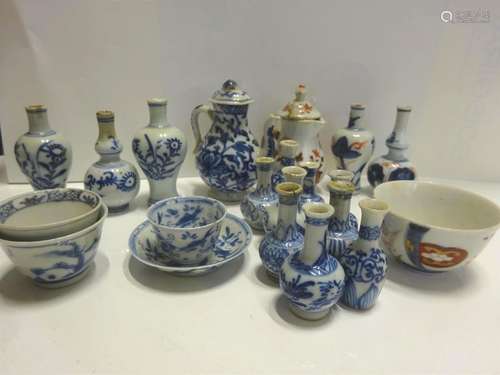 ACCUMULATION DE VINGT ET UNE (21) PORCELAINES DE L…