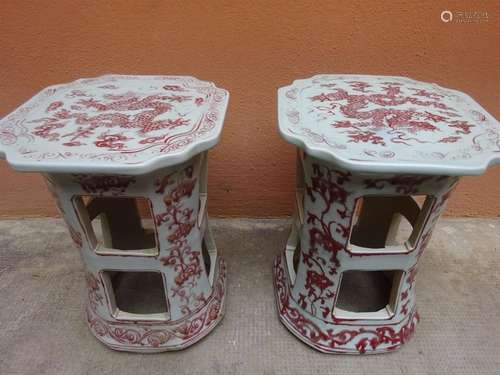 PAIRE DE SELLETTES EN PORCELAINE A DECOR ROUGE DE …