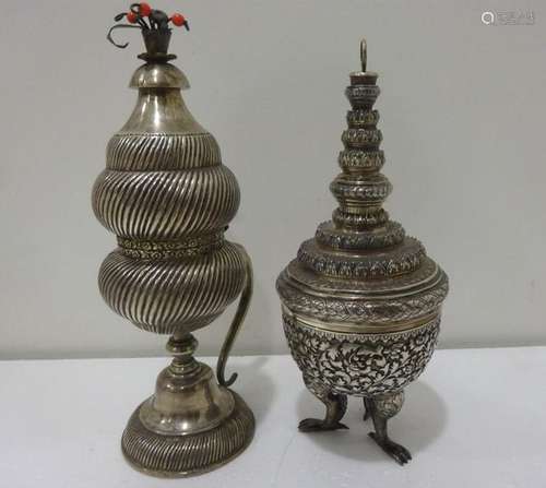 COUPE A OFFRANDES TRIPODE EN ARGENT REPOUSSE Proba…