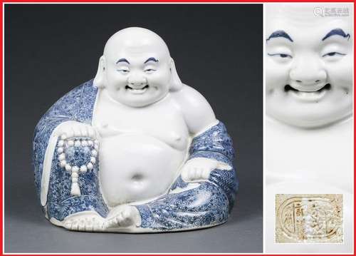 BOUDDHA EN PORCELAINE MOULEE Chine, Epoque XXe siè…