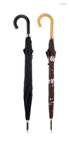 2003年作 1、Louis Vuitton Monogram 黑色雨伞 M92041 2、Louis Vuitton × 村上隆 樱花雨伞 M92030