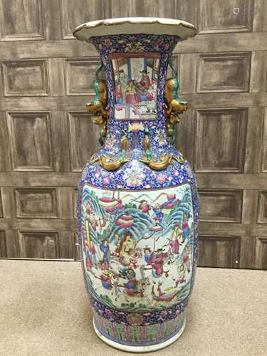 A LATE 19TH/EARLY 20TH CENTURY CHINESE FAMILLE ROSE VASE