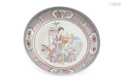 AN EARLY 20TH CENTURY CHINESE FAMILLE ROSE PLATE