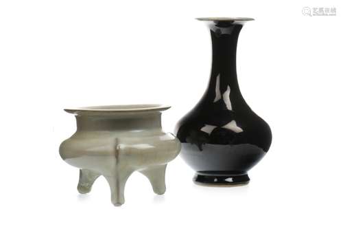 AN EARLY 20TH CENTURY CHINESE MONOCHROME CENSER AND A VASE