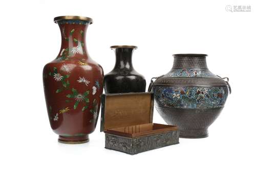 A LOT OF THREE CHINESE CLOISONNE VASES AND A CHINESE CASKET