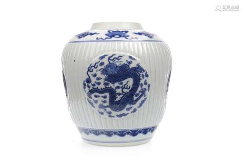 AN EARLY 20TH CENTURY CHINESE BLUE AND WHITE GINGER JAR