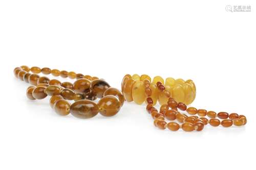 AN AMBER BEAD NECKLACE AND BRACELET WITH ANOTHER NECKLACE