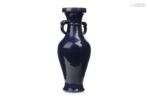 AN EARLY 20TH CENTURY CHINESE VASE