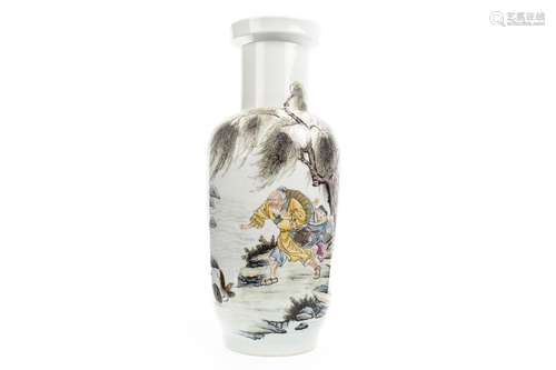 A LATE 19TH/EARLY 20TH CENTURY CHINESE VASE