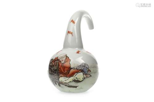 AN EARLY 20TH CENTURY CHINESE CERAMIC WINE POT