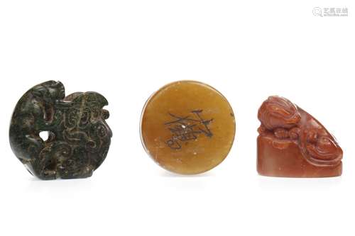 A LOT OF TWO CHINESE SEALS AND A VESSEL