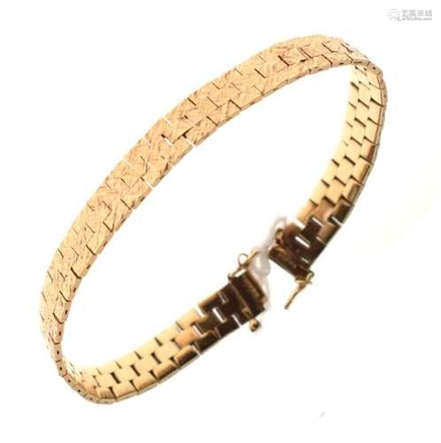 9ct gold flexible bracelet of textured design, 16.1g approx