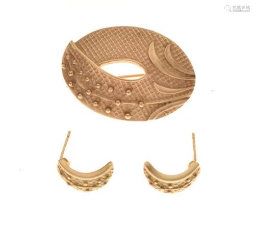 Ola Gorie - 9ct gold brooch of oval textured form, together with a pair of matching ear studs, 11.4g