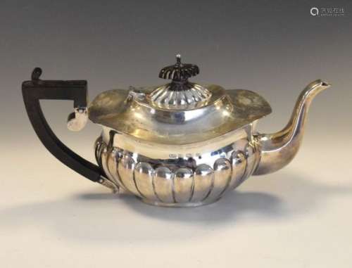 Edward VII teapot, Birmingham 1903, 12cm high, 10.0toz approx