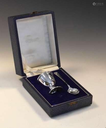 Elizabeth II silver egg cup and spoon set, Birmingham 1972, 1.1toz approx, cased