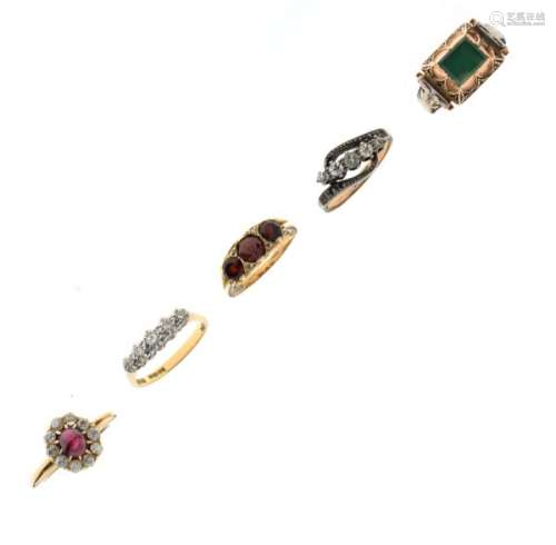 Five assorted rings comprising: 18ct gold and five stone diamond ring, size N, 9ct gold ring set