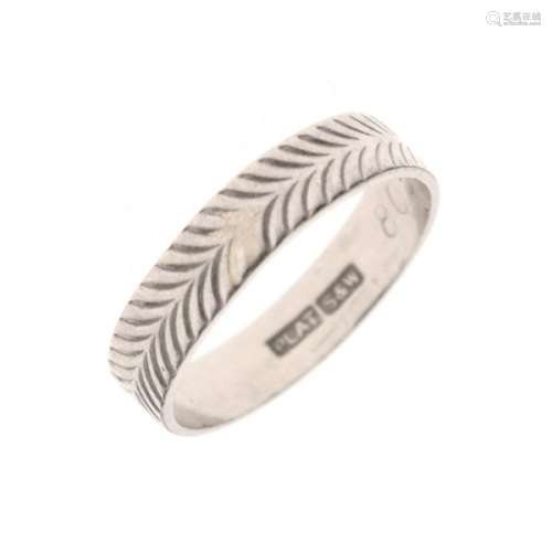 Platinum band ring, with external foliate design, stamped PLAT, size O, 4g approx
