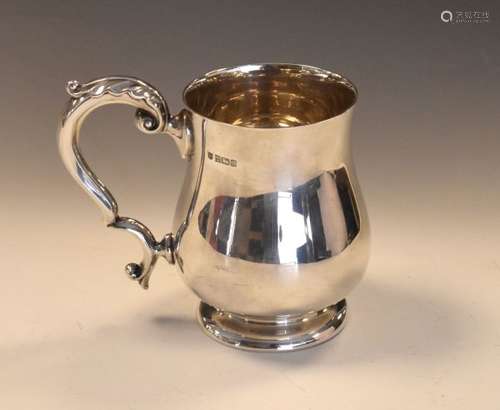 Elizabeth II silver tankard of bulbous form with scroll handle, Birmingham 1978, 13cm high, 10toz