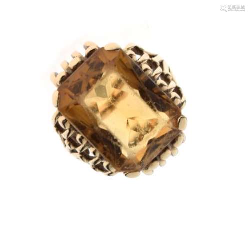 9ct gold ring set large emerald-cut citrine-coloured stone of approx 20mm length, size M, 12.3g