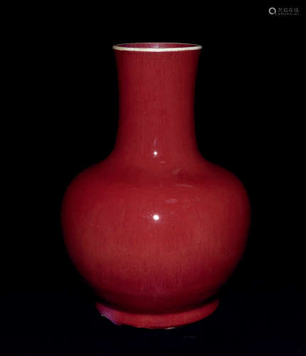 清中期 红釉天球瓶