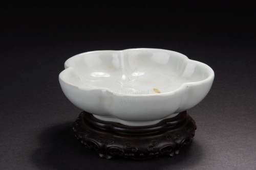 WHITE GLAZED FLORIFORM DISH WITH STAND