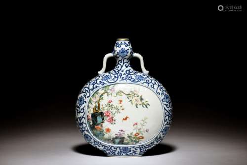 BLUE AND WHITE AND FAMILLE ROSE 'FLOWERS' MOONFLASK