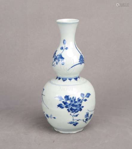 BLUE AND WHITE DOUBLE GOURD VASE