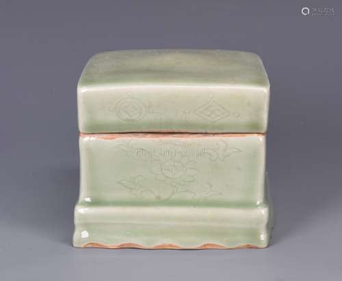 CELADON GLAZED AND IMPRESSED LONGQUAN WARE BOX WITH COVER