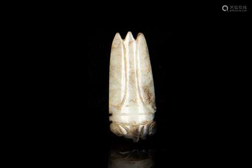 ARCHAIC JADE CARVED 'CICADA' ORNAMENT