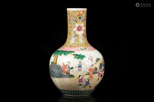 FAMILLE ROSE 'PEOPLE' VASE