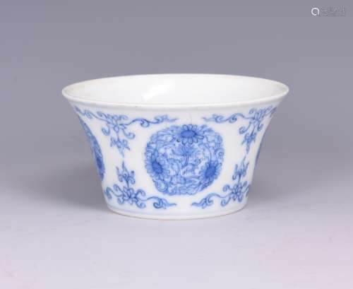 BLUE AND WHITE 'FLOWERS' HORSESHOE CUP