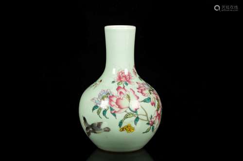 FAMILLE ROSE 'FLOWERS' VASE