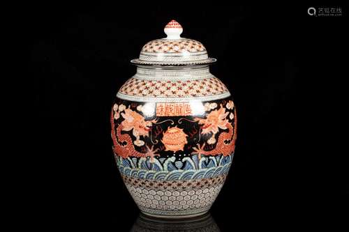 FAMILLE ROSE 'DRAGONS' JAR WITH LID