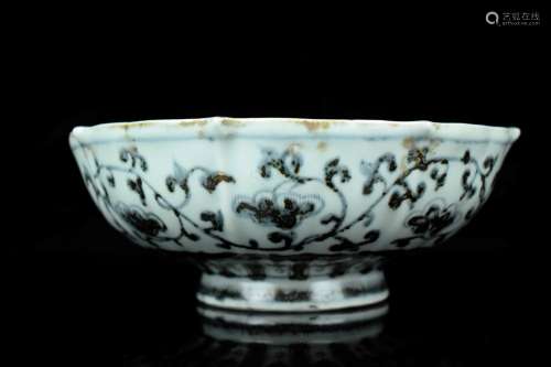 BLUE AND WHITE 'FLOWERS AND BIRDS' BOWL