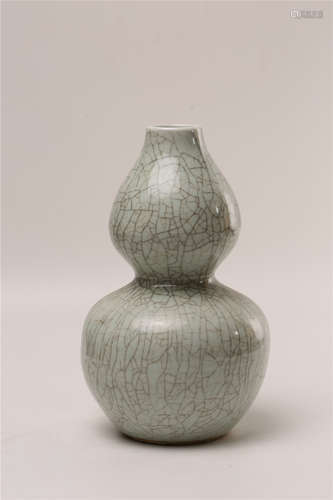 A Chinese Ge-Type Porcelain Double Gourd Vase