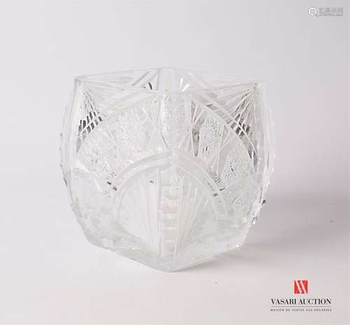 Vase en cristal moulé de forme carrée, la panse bo…