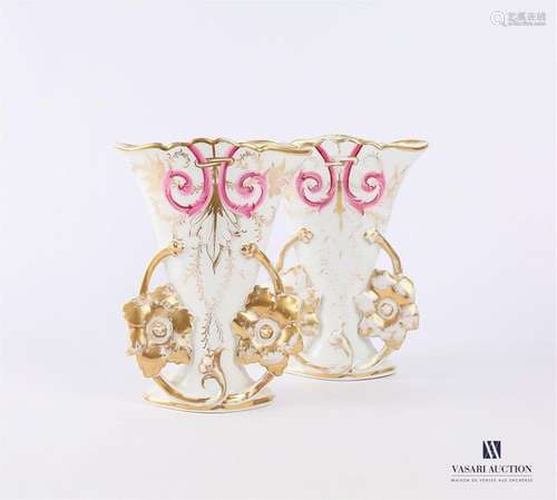 Paire de vases cornets en porcelaine blanche à déc…