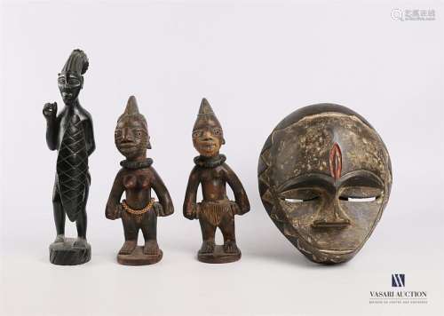 Un masque et trois sujets en bois sculpté Afrique