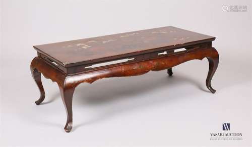 Table basse en bois laqué à décor polychrome et re…