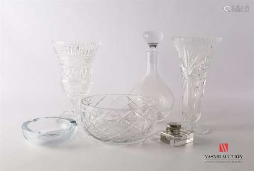 Vase en cristal moulé posant sur une base carrée, …