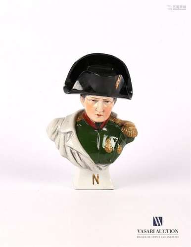 Sujet en porcelaine figurant un buste de Napoléon …