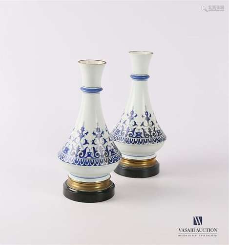 Paire de vases de forme balustre en porcelaine bla…