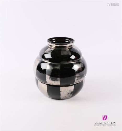 Vase en verre de forme sphérique à patine noir et …