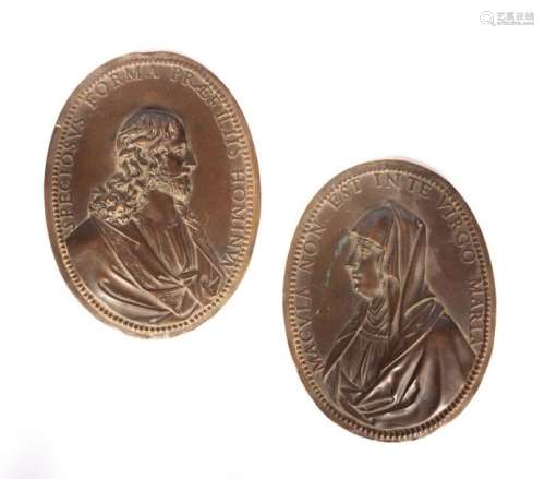 Deux médaillons en bronze de forme ovale formant p…