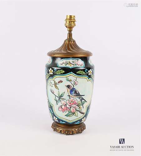 Vase en faïence à décor polychrome d'oiseaux branc…