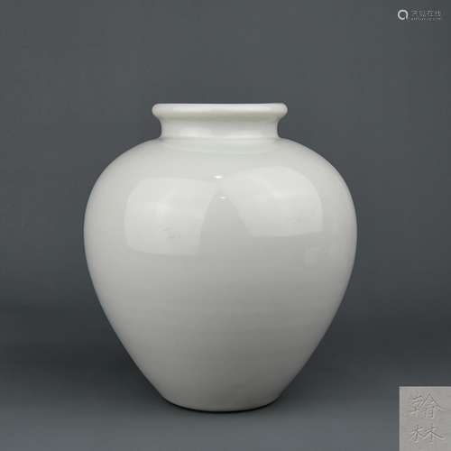 A Chinese White Glazed Porcelain Jar