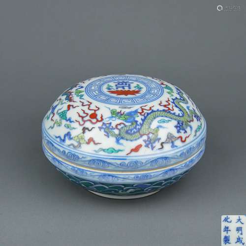 A Chinese Wu-Cai Porcelain Round Box with Cover