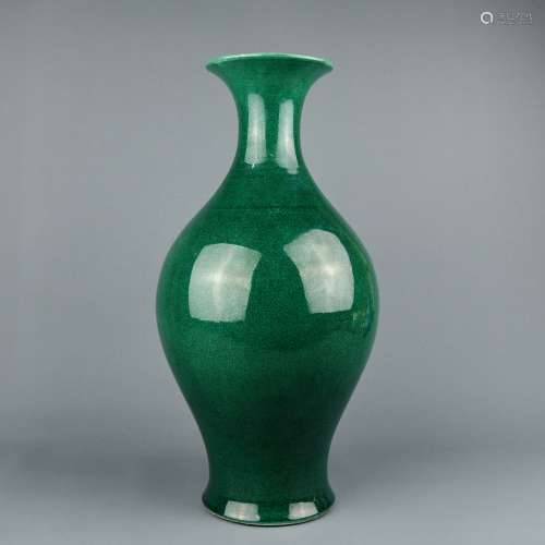A Chinese Green Glazed Ge-Type Porcelain Vase