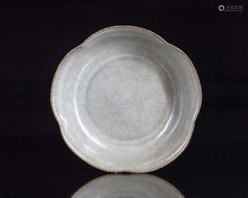 A Chinese ge-type crackle-glazed foliate dish