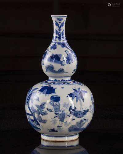 A Chinese blue and white double gourd vase